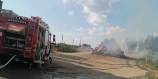Kigyulladt munkagépről terjedtek át a lángok a körbálákra