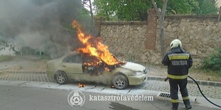 Egy pécsi kórház előtt parkoló kocsi kapott lángra