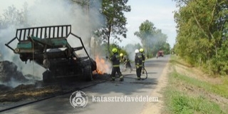 Pótkocsin gyulladt ki tizenegy körbála széna