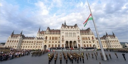 Felvonták a nemzeti lobogót az Országház előtt