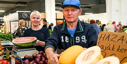 Csaknem harminc éves árulja saját portékáit is a pécsi vásárcsarnokban Szin József