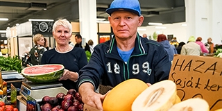 Csaknem harminc éves árulja saját portékáit is a pécsi vásárcsarnokban Szin József