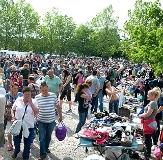 Így ment szakmányban az átverés a pécsi vásártéren: itt a piros, hol a piros?