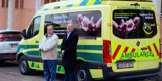 Koraszülöttek ellátására alkalmas új mentőautó áll szolgálatba a Dél-Dunántúlon