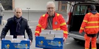 Ajándékcsomaggal köszönték meg a baranyai mentősök helytállását