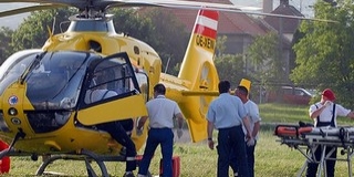 Lezuhant az útról egy autó Bólynál, mentőhelikopter érkezett Lezuhant az útról egy autó Bólynál, mentőhelikopter érkezett