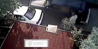 Nem fért el a pécsi terepjárós egy parkoló kocsi mellett, hát letolta az útról - Videó! Nem fért el a pécsi terepjárós egy parkoló kocsi mellett, hát letolta az útról - Videó!