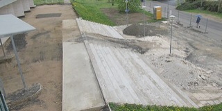 Csak a hátsó bejáraton lehet bejutni a Tudásközpontba, nem vezet sehova a lépcsősor