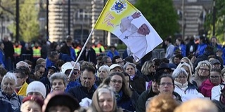 Hatalmas tömeg előtt tart vasárnap szentmisét Ferenc pápa