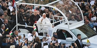 Ferenc pápa üzenete a hívekkel teli Kossuth téren: Legyetek nyitott kapuk!