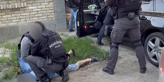 Sokmilliós drogfogásuk volt a pécsi zsaruknak, 7000 adag megy a lecsóba - Videó! Sokmilliós drogfogásuk volt a pécsi zsaruknak, 7000 adag megy a lecsóba - Videó!