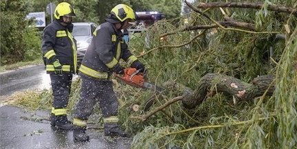 Országszerte károkat okozott a vihar, egész éjszaka dolgoztak a tűzoltók