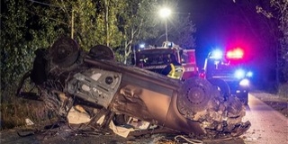 Fának csapódott egy migránsokat szállító autó, ketten meghaltak