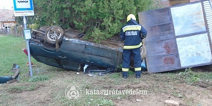 Buszmegállóba csapódott egy felborult autó