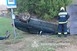 Buszmegállóba csapódott egy felborult autó