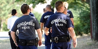 Intézkedő rendőrökre támadt egy szülinapozó família