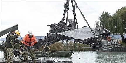 Magyar vadászgép roncsait emelték ki a Balatonból