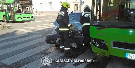 Busszal ütközött egy személyautó Pécsett