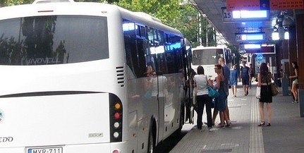 Változik a vonatok és buszok menetrendje mindenszentekkor