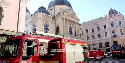 Tűzoltók lepték el a Pécsi Nemzeti Színházat
