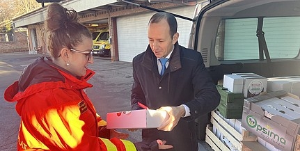 Helyi termékekből álló csomagokat kapnak a karácsonykor is dolgozó mentősök Baranyában