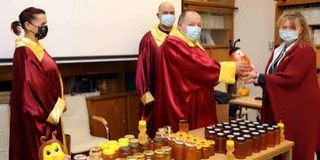 Mézadomány érkezett a pécsi gyermekklinikára