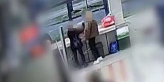 Táskájukba rejtették a lopott táskát - Videó