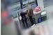 Táskájukba rejtették a lopott táskát - Videó Táskájukba rejtették a lopott táskát - Videó