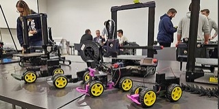 Saját maguk tervezte, 3D-nyomtatott autókkal versenyeztek a diákok Pécsett