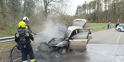 Lángra kapott egy autó motortere Pécsett