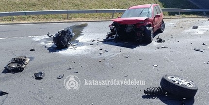 Kiszakadt a motor egy autóból az ütközés után az M60-anason