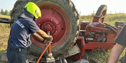 Felborult egy traktor, alászorult a vezetője