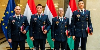Rendkívüli helytállásért érdemjel arany fokozatát vehették át baranyai tűzoltók Rendkívüli helytállásért érdemjel arany fokozatát vehették át baranyai tűzoltók