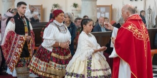 Díszbe öltözve várta a Pécsi Egyházmegye közösségeiből érkezett híveket a bátai bazilika Díszbe öltözve várta a Pécsi Egyházmegye közösségeiből érkezett híveket a bátai bazilika