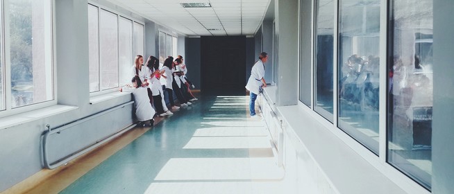 Pécsi kórházban őrjöngött egy nagymama: az ügyeletes orvosra, és egy ápolónőre is rátámadt