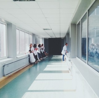 Pécsi kórházban őrjöngött egy nagymama: az ügyeletes orvosra, és egy ápolónőre is rátámadt