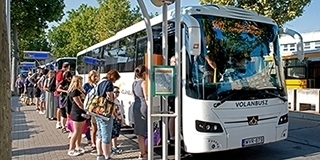 Akinek húsz percnél többet késik a vonata vagy a busza, visszakapja a jegy árának felét