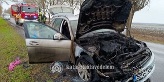 Kigyulladt, teljesen kiégett egy autó motortere Baranyában Kigyulladt, teljesen kiégett egy autó motortere Baranyában