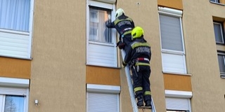 Tűzoltók juttatták be a mentősöket két lakásba is Pécsett Tűzoltók juttatták be a mentősöket két lakásba is Pécsett