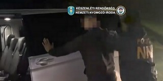 Óriási fogásuk volt a pécsi zsaruknak, tele volt droggal a telekocsi - Videó!
