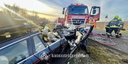 Frontális ütközés Baranyában: roncsok közé szorult egy ember