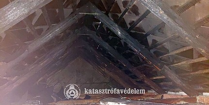 Leégett egy kétszintes ház tetőszerkezete Pécsett Leégett egy kétszintes ház tetőszerkezete Pécsett