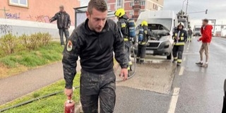 Rendőrök is segítettek egy lángoló kisteherautó oltásában