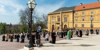 Első alkalommal imádkoztak térdeplő rószafüzért férfiak Pécsett, a Dóm téren