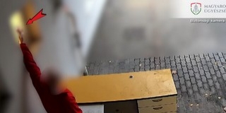 Telefonnal leselkedett kolléganőire a mosdóban egy pécsi férfi Telefonnal leselkedett kolléganőire a mosdóban egy pécsi férfi