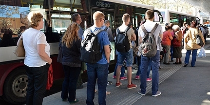 Ragadós volt a példa: már minden busznál sorba állnak az utasok a pécsi pályaudvaron Ragadós volt a példa: már minden busznál sorba állnak az utasok a pécsi pályaudvaron