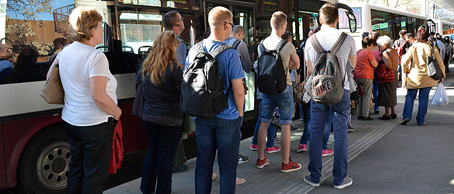 Ragadós volt a példa: már minden busznál sorba állnak az utasok a pécsi pályaudvaron