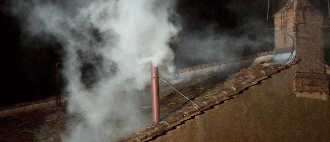 Fehér füst szállt fel a vatikáni Sixtus-kápolna kéményéből, sikerült új pápát választani Fehér füst szállt fel a vatikáni Sixtus-kápolna kéményéből, sikerült új pápát választani