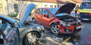 Két autó ütközött Mohácson, mentőre is szükség volt Két autó ütközött Mohácson, mentőre is szükség volt