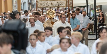 Körmenetben kísérték a hívek és a papság az Oltáriszentséget Úrnapja estéjén Körmenetben kísérték a hívek és a papság az Oltáriszentséget Úrnapja estéjén